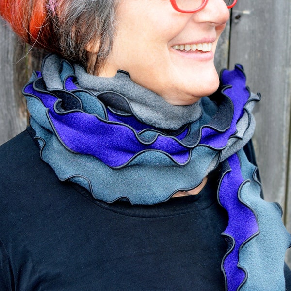 DArk grAy and black scarf wITh blue-VIOlet twist