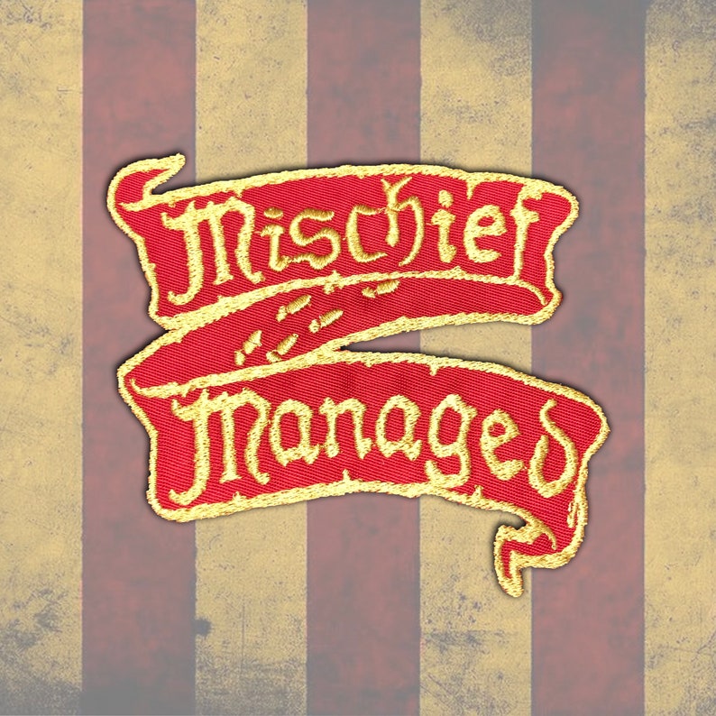 Peut inclure: Un &eacute;cusson rouge brod&eacute; avec les mots "Mischief Managed" en lettres dor&eacute;es. L'&eacute;cusson a la forme de deux banni&egrave;res superpos&eacute;es. Le fond a un aspect vintage avec des rayures verticales rouges et beiges.