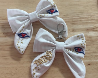 Crucero mágico con lazo bordado