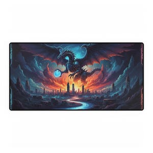 Puede incluir: Alfombrilla de ratón rectangular con una escena de dragón de fantasía. El dragón, con alas oscuras, vuela sobre una ciudad, sosteniendo un orbe azul. El fondo presenta un horizonte bajo un cielo dramático con tonos rojos, naranjas y azules.