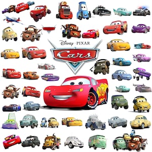 Op de afbeelding: Een verzameling Disney Pixar Cars-personages, waaronder Lightning McQueen, Takel en diverse andere voertuigen rondom het centrale rode en zilveren Cars-logo. De afbeelding toont een breed scala aan kleurrijke geanimeerde auto's, vrachtwagens en vliegtuigen.