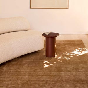 Alfombra de lana tejida a mano: moderna, color beige camel, pelo cortado, ideal para sala de estar y dormitorio.