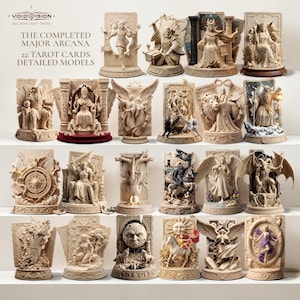 以下が含まれることがあります： 大アルカナのタロットカードを表現した、ベージュ色の詳細な樹脂製モデル22体セット。各ミニチュア彫刻には、人物、シンボル、建築要素の複雑なレリーフが施されており、それぞれ個別の台座の上に展示されています。