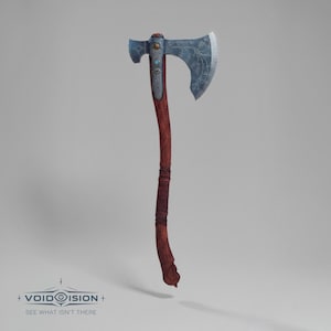Op de afbeelding: Een strijdbijl met een donkerhouten steel en een metalen kop met ingewikkelde bloemengravures en een blauwe edelsteen. De steel heeft een omwikkeld gedeelte en een gebogen onderkant. De tekst VOIDISION SEE WHAT ISN'T THERE is zichtbaar.
