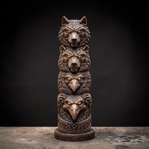 Pode incluir: Uma escultura de totem castanho com cabeças de animais empilhadas: dois lobos e duas águias. Os animais têm olhos amarelos brilhantes. A base do totem tem um design esculpido e ornamentado. A escultura está sobre uma superfície de concreto com um fundo escuro.