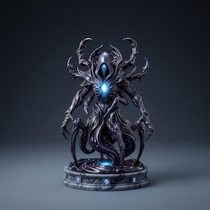 Puede incluir: Una figura humanoide de color morado oscuro con múltiples extremidades, cabeza encapuchada y una luz azul brillante en el pecho y la base. La figura se alza sobre un pedestal circular de mármol con símbolos rúnicos azules en el borde.