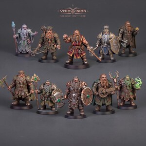 Puede incluir: Una colección de diez figuras en miniatura de enanos detalladas dispuestas en dos filas. Cada figura presenta armaduras, armas y accesorios únicos, incluyendo hachas, escudos, bastones y ballestas, pintados en tonos tierra.
