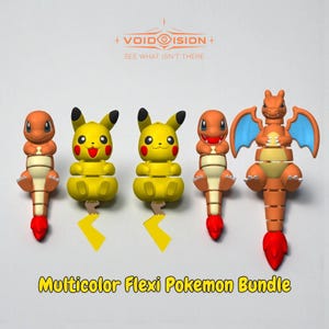 Könnte beinhalten: Eine Sammlung von fünf beweglichen Kunststofffiguren, bestehend aus zwei gelben Pikachu-Charakteren, zwei orangefarbenen Glumanda-Figuren und einem orangefarbenen Glurak mit blauen Flügeln. Der Text VOID VISION SEE WHAT ISN'T THERE und Multicolor Flexi Pokemon Bundle ist zu sehen.
