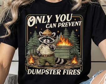 Solo tú puedes prevenir incendios en contenedores de basura PNG, divertido mapache en contenedor de basura PNG, enfermo mental PNG, incendio en contenedor de basura PNG, diseño de sublimación de mapache de moda