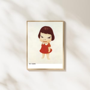Pode incluir: Impressão emoldurada com uma ilustração em estilo cartoon de uma menina com uma expressão zangada. A menina tem cabelo curto e castanho escuro e usa um vestido vermelho. O texto "N'S YARD" está impresso na parte inferior.