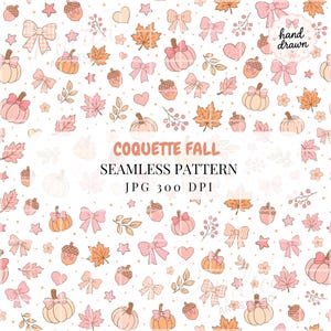 Op de afbeelding: Een naadloos patroon met een witte achtergrond, met handgetekende illustraties van pompoenen, strikken, eikels, esdoornbladeren, harten en bloemen in roze, perzik en oranje. De tekst "COQUETTE FALL SEAMLESS PATTERN" is ook opgenomen.