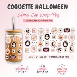 Op de afbeelding: Een PNG-ontwerp voor een glazen blikje met Coquette Halloween-motieven zoals geesten met strikjes, pompoenen, sterren, hartjes en snoep in roze, zwart en crème. Het digitale bestand is 24,76 cm bij 12,7 cm, 300 DPI, inclusief een 473 ml glas-mockup.