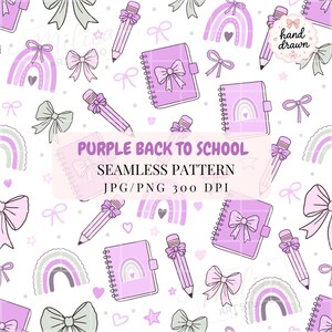 Peut inclure: Motif sans couture avec des illustrations scolaires violettes et grises sur fond blanc. Le motif comprend des crayons, des cahiers, des nœuds et des arcs-en-ciel. Le texte "PURPLE BACK TO SCHOOL" est affiché au centre.