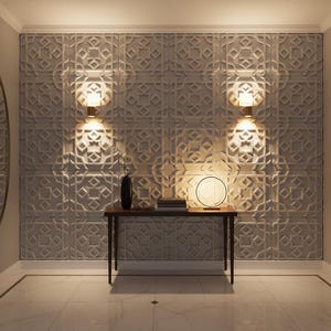 Peut inclure: Intérieur de couloir moderne avec un panneau mural décoratif à motifs géométriques. Deux appliques murales et une lampe de table éclairent l'espace. Une table en bois foncé contient des livres et un vase. Le sol est en marbre blanc.