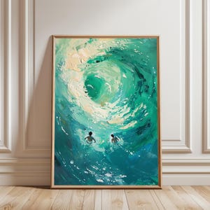 Op de afbeelding: Abstract olieverfschilderij van een grote oceaangolf in tinten van blauwgroen, turkoois en wit. Twee kleine figuren zwemmen in het water. Het kunstwerk is ingelijst in een lichtbruine houten lijst.