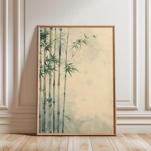 Puede incluir: Una impresión artística enmarcada que presenta una pintura de acuarela de bambú. La obra de arte tiene una paleta de colores suaves con tonos verdes, azules y beige. El bambú se representa en un estilo minimalista.