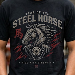 バイクギフト、バイカーシャツ、鉄の馬の年、グラフィックバイクTシャツ、チョッパーシャツ、ガレージビルドバイクTシャツ、中国の新年干支ギフト