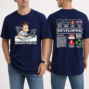 Könnte beinhalten: Marineblaues T-Shirt mit einer Cartoon-Grafik einer Person, die codiert, und dem Text "EVERYDAY I WRITE CODE. SOME DAYS IT WORKS, SOME DAYS I PRETEND IT DOES." Auf der Rückseite des Shirts befinden sich Entwickler-bezogene Symbole und Text.