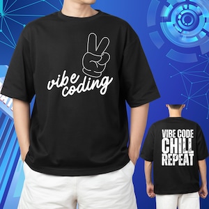 Puede incluir: Camiseta negra con las palabras "vibe coding" y un gráfico de la mano haciendo la señal de la paz. La parte trasera de la camiseta tiene las palabras "Vibe Code Chill Repeat" en letras blancas. La camiseta es de corte holgado.