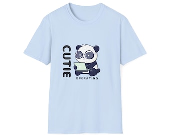 Camiseta con un panda adorable y una computadora portátil / Camiseta con el gráfico "Cutie Operating"