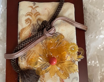 MUSUBI — Donde el pasado se encuentra con el presente / Arte mural textil japonés, conjunto de kimono y obi vintage con kanzashi, arte musubi enmarcado / de Texas