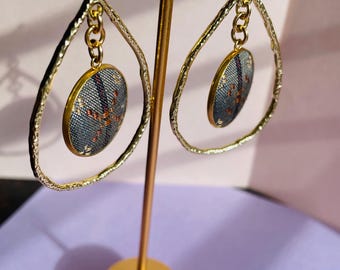 Orecchini pendenti con tessuto Hanaui di Okinawa, realizzati in Giappone.