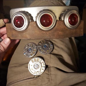 Charges gravitationnelles mandaloriennes et étui de ceinture, maintenant avec clips de ceinture et les charges adhèrent aux surfaces métalliques.