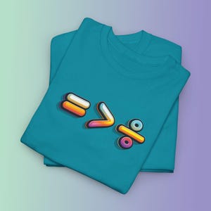Puede incluir: Dos camisetas de color turquesa dobladas, con un gráfico colorido de símbolos matemáticos: igual, mayor que y porcentaje. Los símbolos tienen un efecto 3D con un degradado de colores, incluyendo naranja, amarillo y azul.