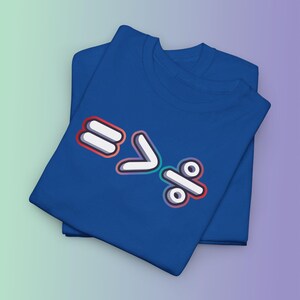 Könnte beinhalten: Zwei gefaltete blaue T-Shirts mit einem farbenfrohen Grafikdesign. Das Design zeigt mathematische Symbole: ein Gleichheitszeichen, ein Größer-als-Zeichen und ein Prozentzeichen, umrandet in Weiß mit roten, blauen und grünen Akzenten.