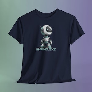 Puede incluir: Una camiseta azul marino de manga corta con un gráfico de un pequeño robot de cabeza redonda con detalles en blanco y verde azulado. Debajo del robot, el texto WONDER.EXE está impreso en una fuente clara y estilizada en el centro del pecho.