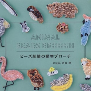 Puede incluir: Una colección de broches de animales con cuentas, incluyendo un flamenco, un panda, un búho y un loro, sobre un fondo verde. El texto "ANIMAL BEADS BROOCH" es visible. Los broches están hechos con pequeñas cuentas.