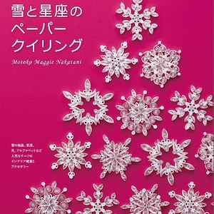 Op de afbeelding: Een verzameling witte papieren sneeuwvlokken op een levendige roze achtergrond. De sneeuwvlokken variëren in ontwerp en tonen ingewikkelde quilling-technieken. De afbeelding bevat ook Japanse tekst en de naam "Motoko Maggie Nakatani".