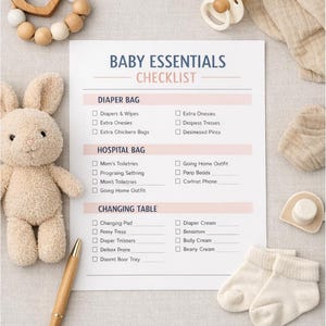 Op de afbeelding: Een checklist voor benodigdheden voor baby's met een pluchen konijn, een houten bijtring, een fopspeen, een pen en babysokjes. De checklist bevat secties voor luiertas, ziekenhuistas en aankleedtafelartikelen. De tekst luidt "BABY ESSENTIALS CHECKLIST".