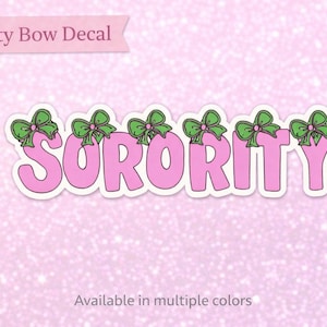Puede incluir: Una calcomanía rosa de "Sorority" con lazos verdes sobre cada letra. El texto está delineado en blanco, sobre un fondo rosa brillante. Las palabras "Sorority Bow Decal" están en la parte superior y "Available in multiple colors" en la parte inferior.