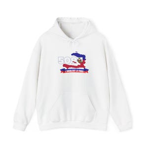 Könnte beinhalten: Weißer Kapuzenpullover mit einer Vordertasche. Das Design zeigt eine Karte von Haiti in Blau, Rot und Weiß, mit der Nummer "509" darüber und dem Schriftzug "L'UNION FAIT LA FORCE" auf einem Banner darunter.