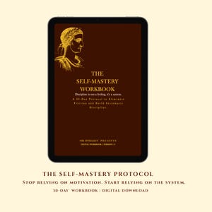 Può includere: Un tablet digitale mostra "The Self-Mastery Workbook" con un'illustrazione dorata di un busto. Il testo di copertina include "La disciplina non è un sentimento, è un sistema". Sotto, il testo recita "The Self-Mastery Protocol" e "30-Day Workbook | Digital Download."