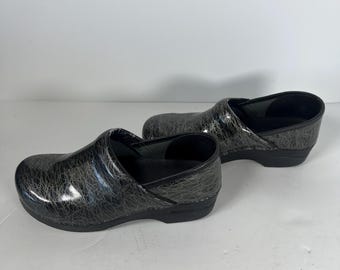 Damskie chodaki Dansko Professional w kolorze czarnym metalicznym, wzór Scibble, rozmiar 9,5 (40)