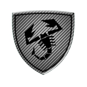 Pode incluir: Um emblema em forma de escudo com um fundo de textura de fibra de carbono. Um escorpião preto está centrado no escudo. O emblema tem um acabamento brilhante e reflexivo e uma borda preta. O design geral é moderno e elegante.