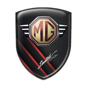 Puede incluir: Un emblema negro en forma de escudo con rayas diagonales rojas y el texto "Limited Edition". El emblema presenta un logotipo MG dorado y granate con detalles de alas plateadas, adecuado para entusiastas del automóvil.