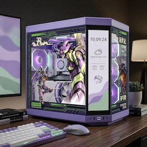 Könnte beinhalten: Ein maßgefertigtes Computergehäuse in Lila und Grün mit Anime-Illustrationen. Das Gehäuse verfügt über ein digitales Display, das Uhrzeit, Wetter und Systemtemperaturen anzeigt. Tastatur und Maus sind ebenfalls lila und weiß. Das Gehäuse ist mit "SENPAI LIMITED EDITION" beschriftet.