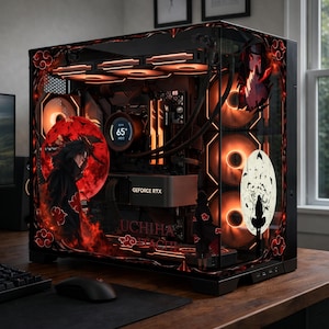 Peut inclure: Un boîtier d'ordinateur personnalisé avec un panneau de verre, orné d'un design rouge et noir avec des graphismes de style anime. L'intérieur est éclairé en orange. Le texte "UCHIHA ITACHI" est visible. Une souris et un clavier sont au premier plan.