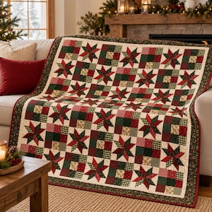 Può includere: Una trapunta patchwork con un motivo ripetitivo di stelle a otto punte nei toni del rosso e del verde, intervallate da quadrati di tessuti a quadri, floreali e tinta unita in crema, verde bosco e bordeaux, rifinita con un bordo floreale verde scuro.