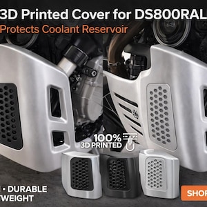 Puede incluir: Cubierta plateada impresa en 3D para motocicletas DS800RALLY. La cubierta protege el depósito del refrigerante y presenta un diseño perforado. La imagen también muestra cubiertas más pequeñas a juego en negro y plata. El texto dice "Premium, Durable, Lightweight."