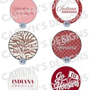 Puede incluir: Seis diseños circulares con temas de los Indiana Hoosiers. El n.º 1 es rosa con 'Saturdays in Bloomington'. El n.º 2 es de cuadros rojos con 'Indiana HOOSIERS'. El n.º 3 tiene estampado de cebra con 'HOOSIERS!'. El n.º 4 es de cuadros rojos con 'Go Hoosiers!'. El n.º 5 es de rayas con 'INDIANA hoosiers'. El n.º 6 es rojo con 'Go Hoosiers!' y una bandera 'IU'.