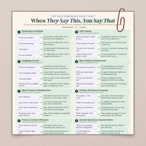 K&ouml;nnte beinhalten: Ein Spickzettel mit dem Titel The Calm Comebacks Cheat Sheet: When They Say This, You Say That. Er enth&auml;lt acht nummerierte Abschnitte mit hellgr&uuml;nen K&auml;stchen, die h&auml;ufige Gespr&auml;chsausl&ouml;ser und vorgeschlagene ruhige Antworten auflisten.
