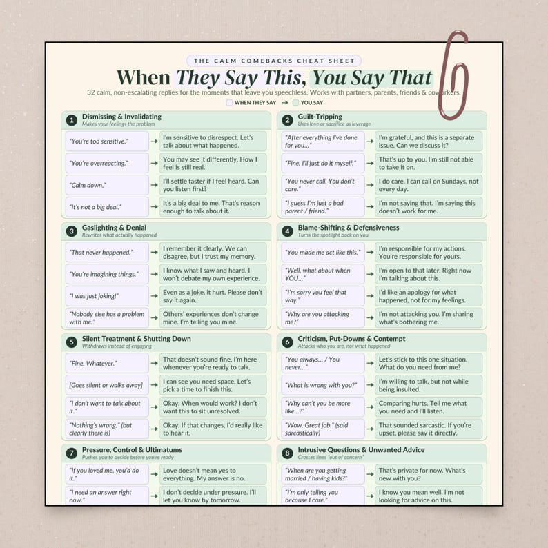 K&ouml;nnte beinhalten: Ein Spickzettel mit dem Titel The Calm Comebacks Cheat Sheet: When They Say This, You Say That. Er enth&auml;lt acht nummerierte Abschnitte mit hellgr&uuml;nen K&auml;stchen, die h&auml;ufige Gespr&auml;chsausl&ouml;ser und vorgeschlagene ruhige Antworten auflisten.