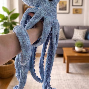 Op de afbeelding: Een witte keramische mok met een zwart handvat en de tekst "But First, Coffee" in een vetgedrukte, zwarte letter. De mok staat tegen een vage achtergrond, wat een gezellige setting suggereert.