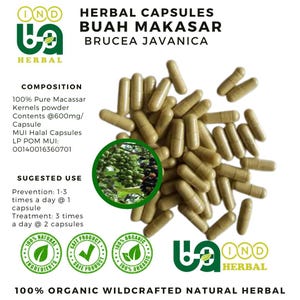 Puede incluir: Imagen de cápsulas herbales con la etiqueta "Herbal Capsules Buah Makasar Brucea Javanica". Las cápsulas son de color marrón claro y están dispersas por toda la imagen. La imagen también incluye texto sobre la composición y el uso sugerido del producto, junto con logotipos que indican ingredientes naturales y orgánicos.