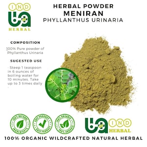 Può includere: Immagine di polvere di erbe etichettata "Meniran Phyllanthus Urinaria". L'immagine include testo che descrive la composizione, l'uso suggerito e le certificazioni. È presente anche un primo piano di foglie verdi. Il prodotto è descritto come 100% biologico e selvatico.