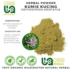 Op de afbeelding: Een hoop kruidenpoeder met de tekst "HERBAL POWDER KUMIS KUCING ORTHOSIPHON ARISTATUS". De afbeelding bevat een cirkelvormige inzet van een plant met paarse bloemen. Tekst op de afbeelding luidt "100% ORGANIC WILDCRAFTED NATURAL HERBAL".